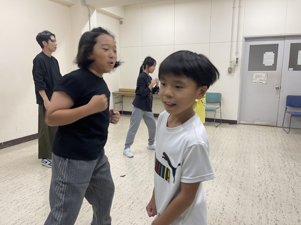 子供同士でパンチのかぶせ
