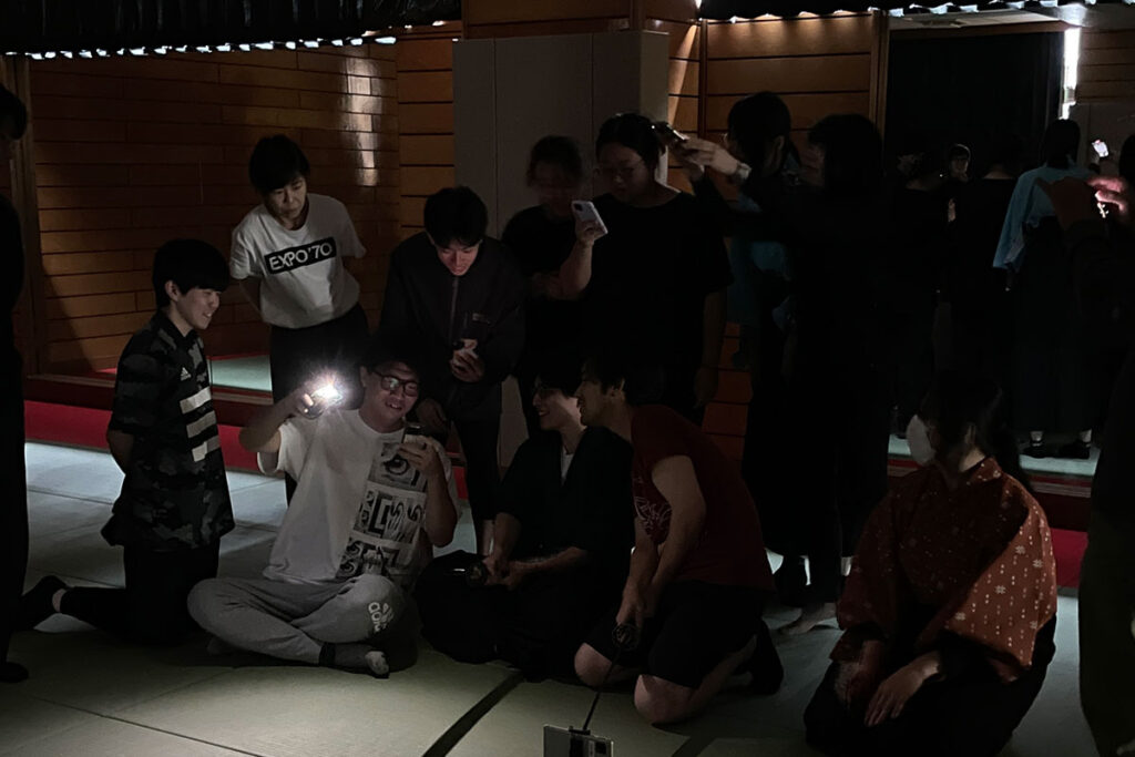 刀の輝きを撮影