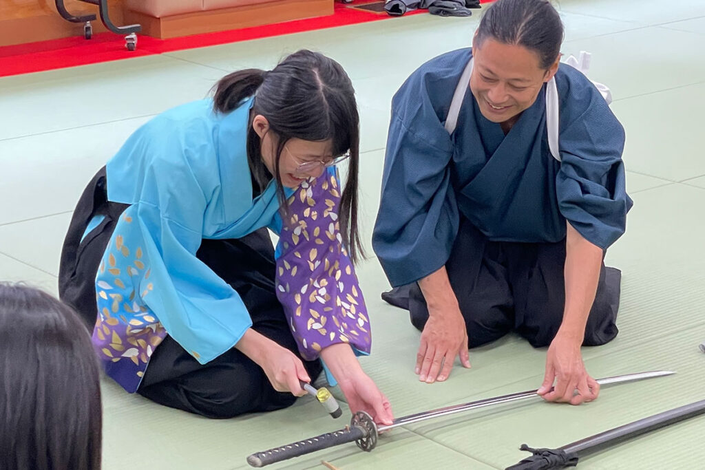 刀を分解してパーツを確認するアニメクリエイター