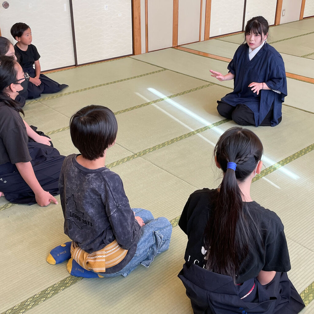 映像現場で必要なアクション演技を教える兼田玲菜先生