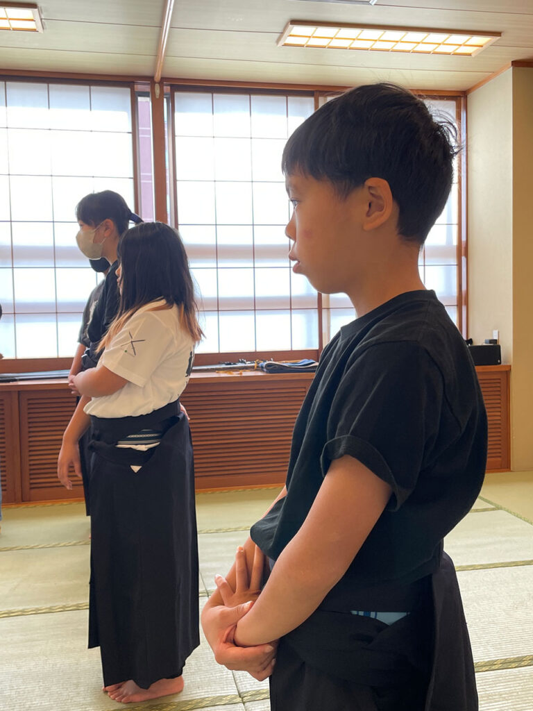 アクション演技を真剣に学ぶキッズ