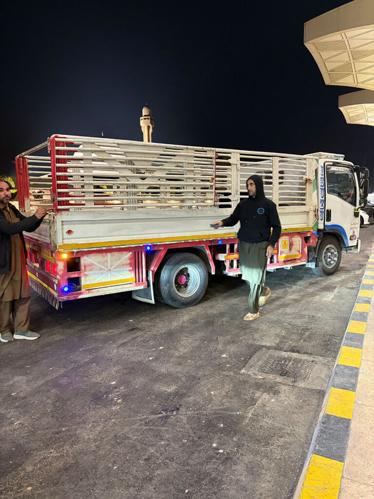 井上尚弥世界戦、公式パフォーマンスで使用する太鼓を運ぶ