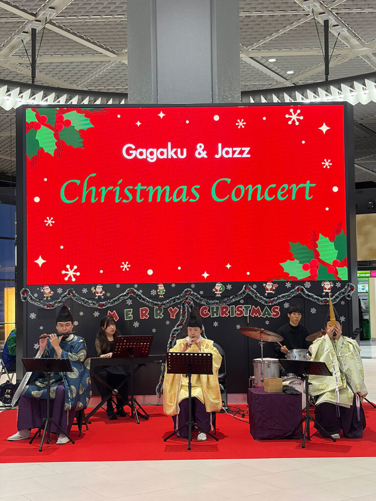 成田空港もクリスマスイブの空気