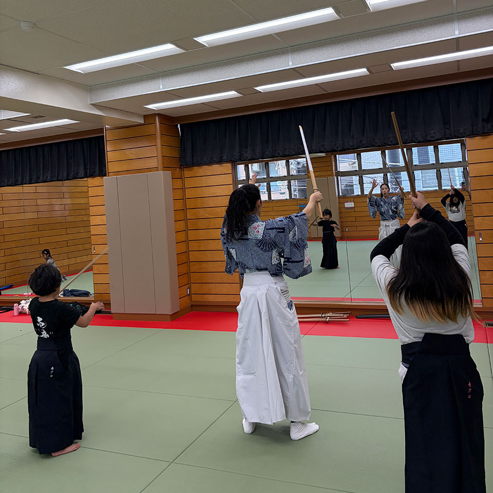 鏡の姿を見て、殺陣の素振り