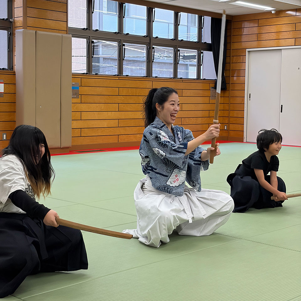 殺陣レッスンで蹲踞で素振り