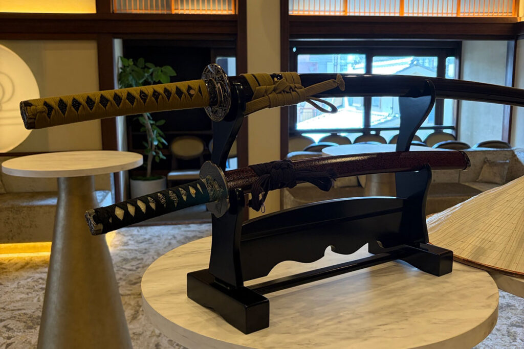 結婚式場に飾られた模造刀