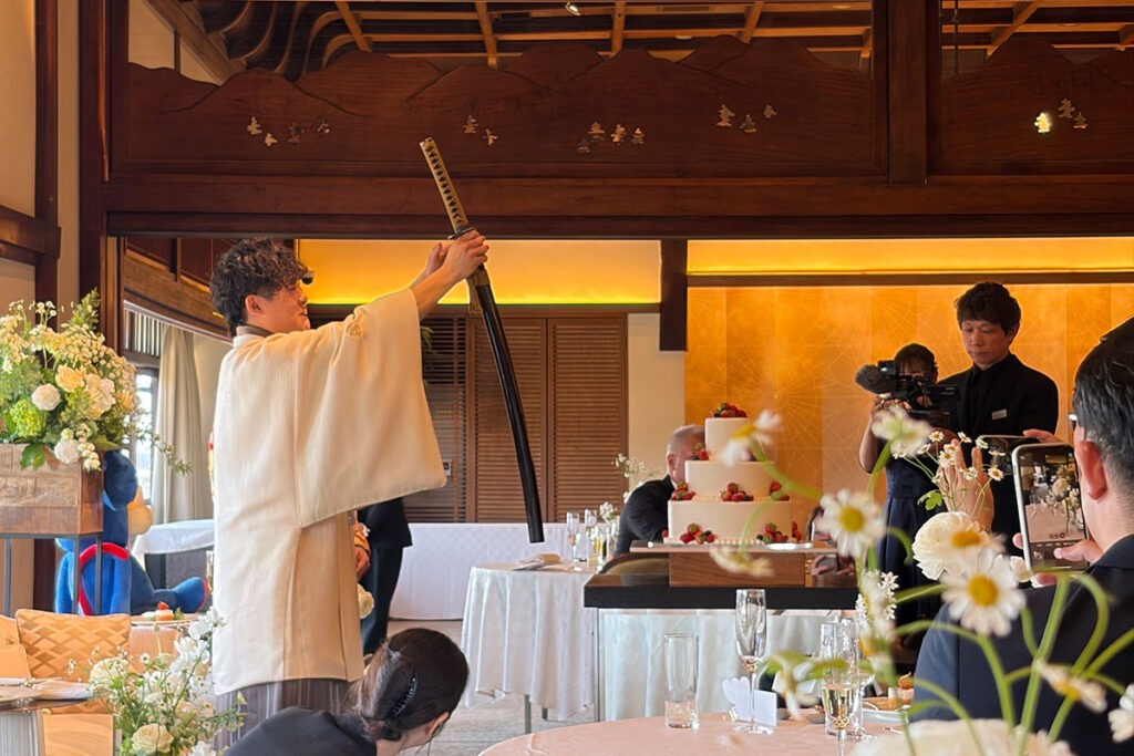 刀を手に取る新郎